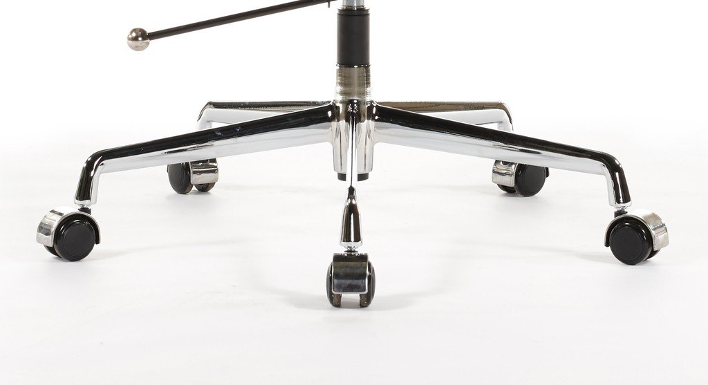Chrome five-star base and castors of a EA217 replica with gas-lift height adjustment.